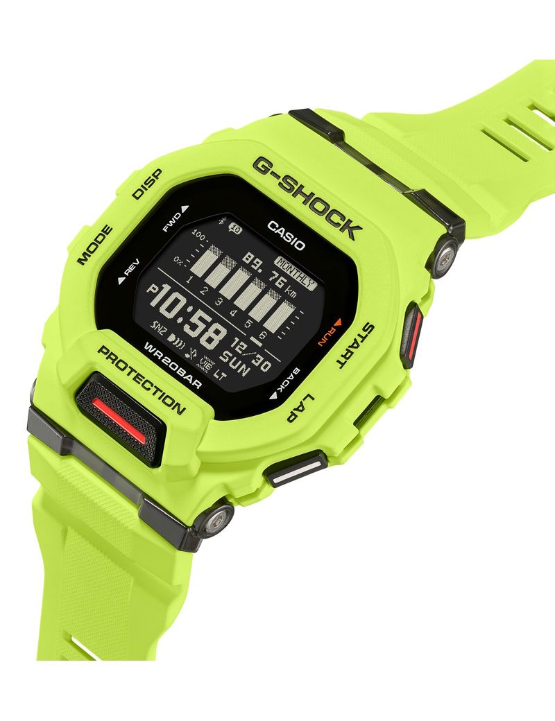 Casio G-Shock GBD-200-9ER set fra vinkel med gul resinrem, robust G-Shock urkasse, sort digital skive og sporty træningsfunktioner.