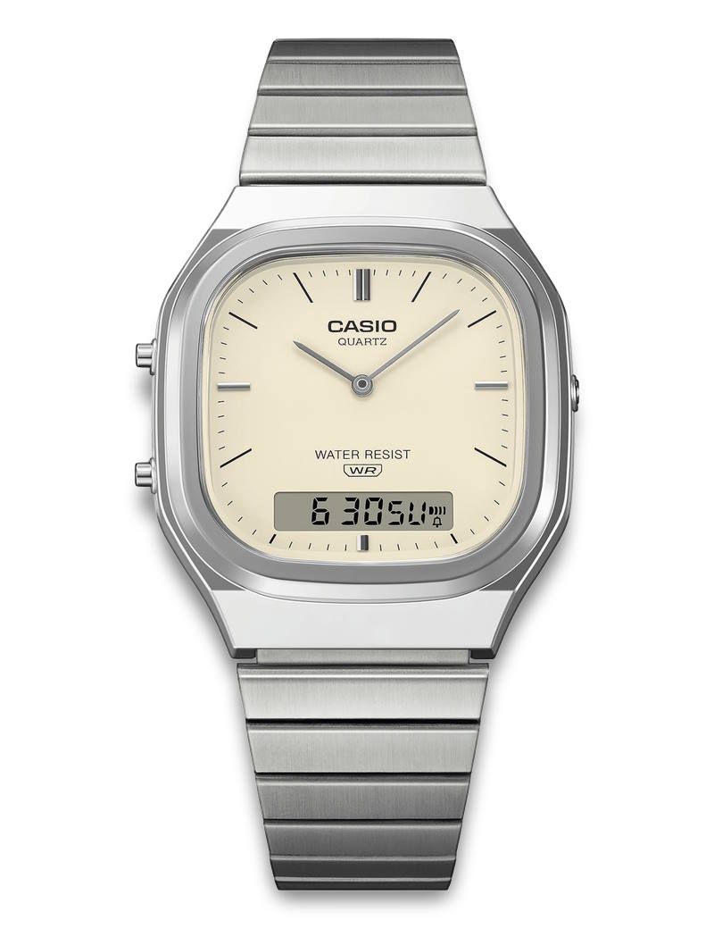 Casio Vintage AQ-240E-7A2EF dameur med hvid skive, anadigi visning, sølvfarvet resin urkasse og stållænke.