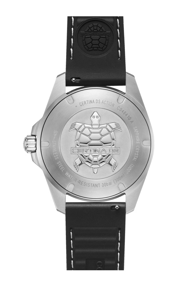 Certina DS Action 40 mm C048.410.17.051.00 herreur med sort urskive, 316L rustfri stålkasse, sort gummirem, safirglas, Precidrive kvartsurværk, Super-LumiNova og 30 bar vandtæthed.