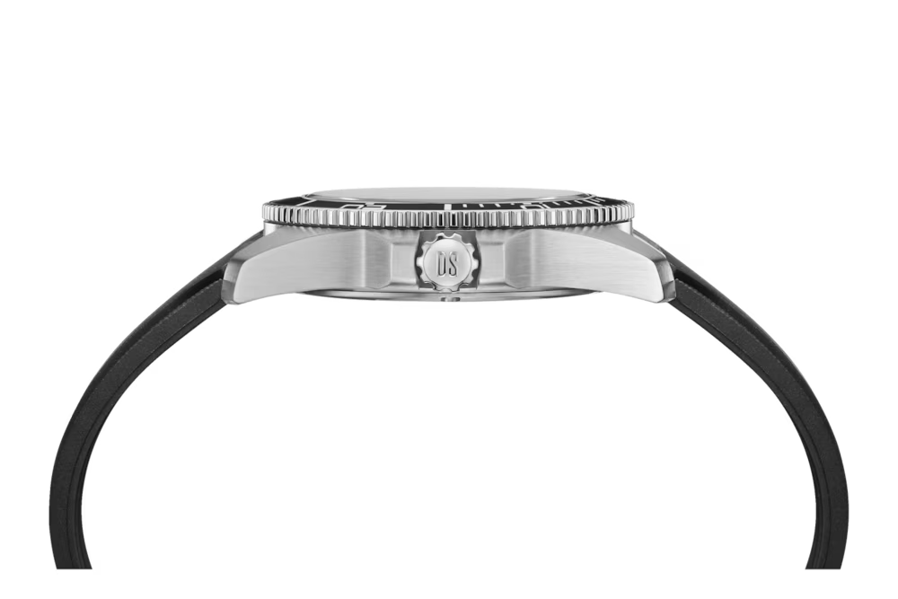Certina DS Action 40 mm C048.410.17.051.00 herreur med sort urskive, 316L rustfri stålkasse, sort gummirem, safirglas, Precidrive kvartsurværk, Super-LumiNova og 30 bar vandtæthed.