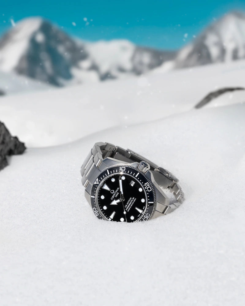Certina DS Action Diver 38 mm Powermatic 80 C048.807.11.051.00 unisex dykkerur med sort urskive, 316L rustfri stålkasse, stållænke, keramisk lynette, safirglas, Nivachron og 300 meter vandtæthed.