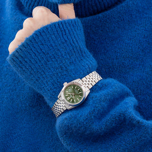 Festina F20087/5 dameur på håndled med grøn skive, stållænke og klassisk Swiss Made design.