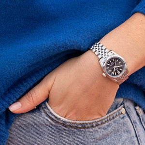 Festina F20087/6 dameur på håndled med sort skive, stållænke og klassisk Swiss Made design.