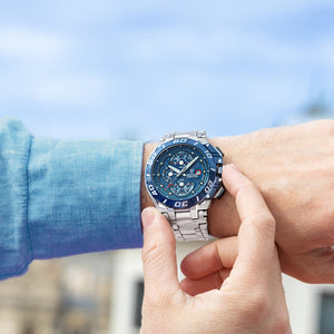Festina F20754/4 Chrono Bike på håndled med blå urskive, stållænke og sporty herreurdesign.