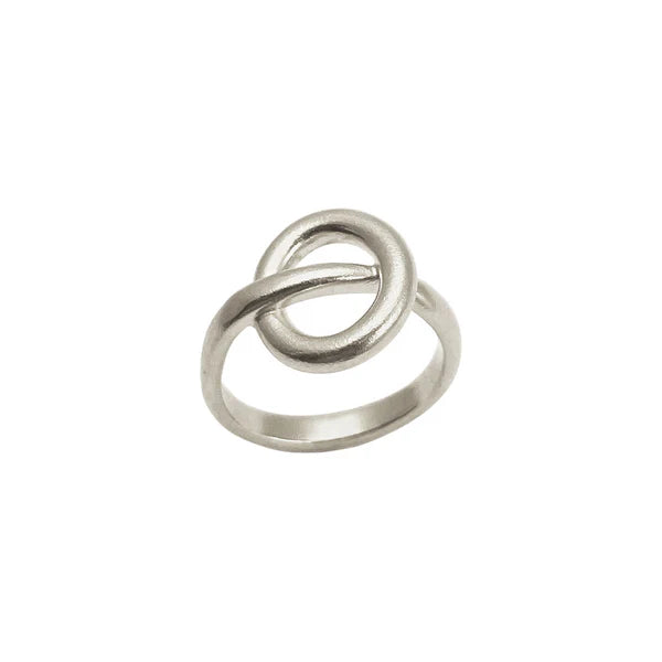 Heiring Aura ring rund i sterling sølv med blødt, organisk topdesign og elegant skulpturelt udtryk.
