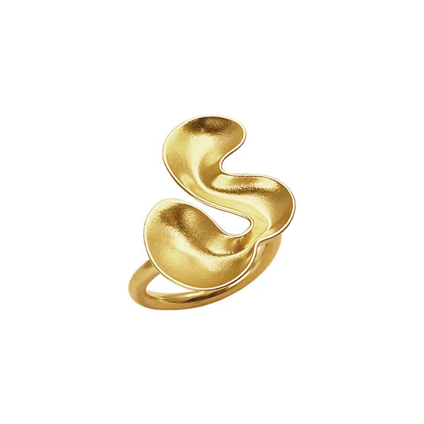 Heiring ELARA ring bred i sterling sølv med skulpturelt design og bløde organiske former, ca. 29 x 19 mm.