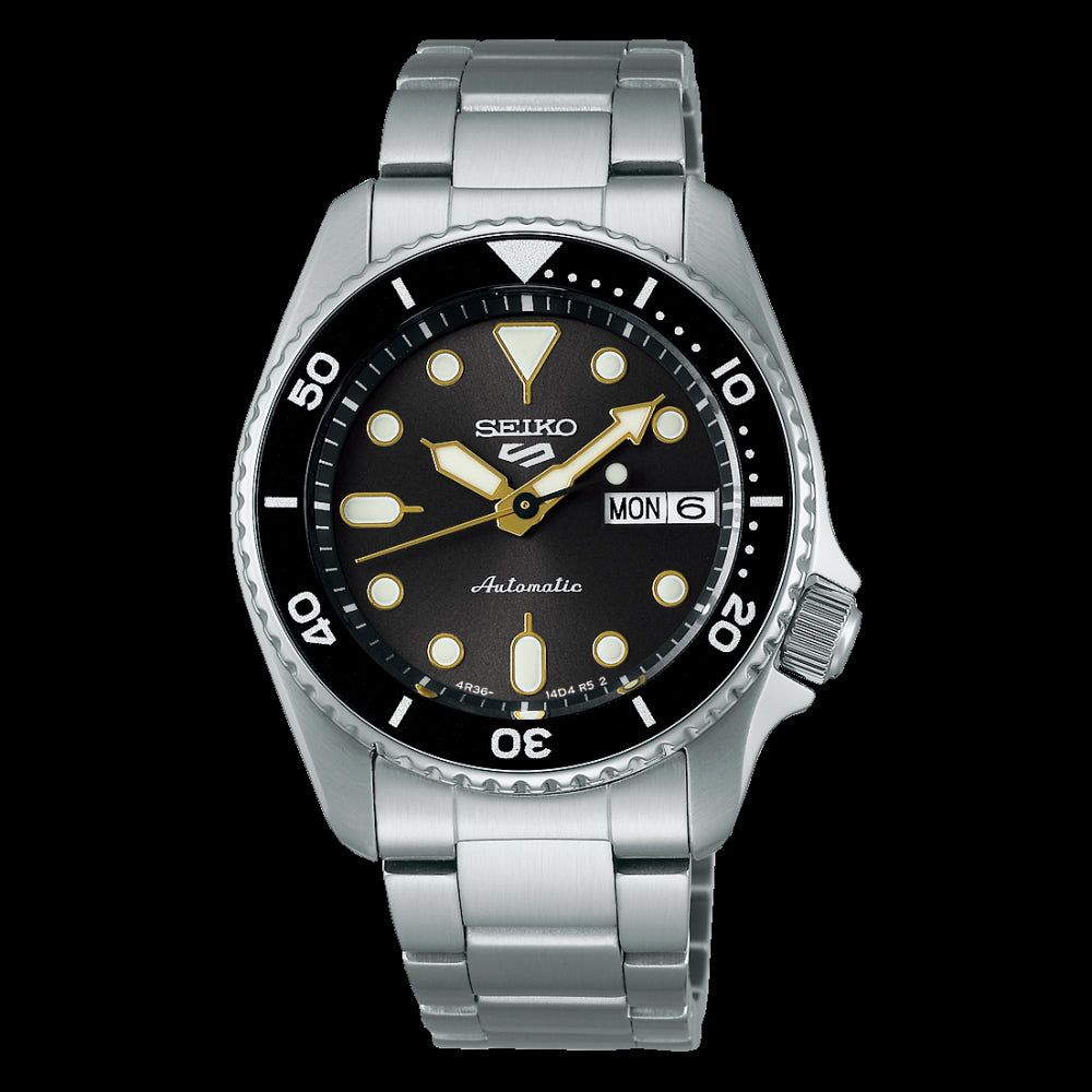 Seiko 5 Sports SRPL79K1 automatisk ur i rustfrit stål med sort skive og guldaccenter, 38 mm, drejelig krans og Lumibrite-visere.