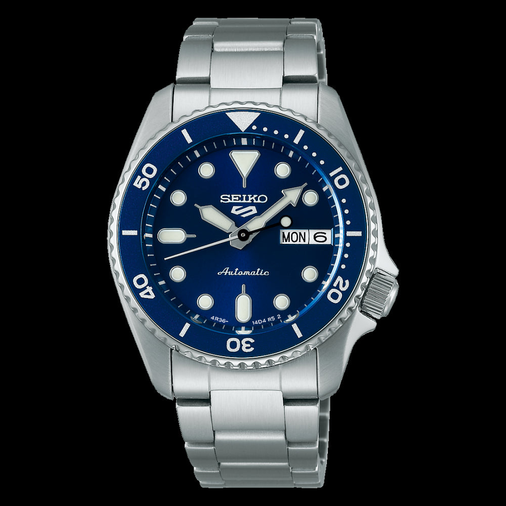 Seiko 5 Sports SRPL77K1 automatisk ur i rustfrit stål med denimblå urskive og matchende drejelig krans, 38 mm midsize design.