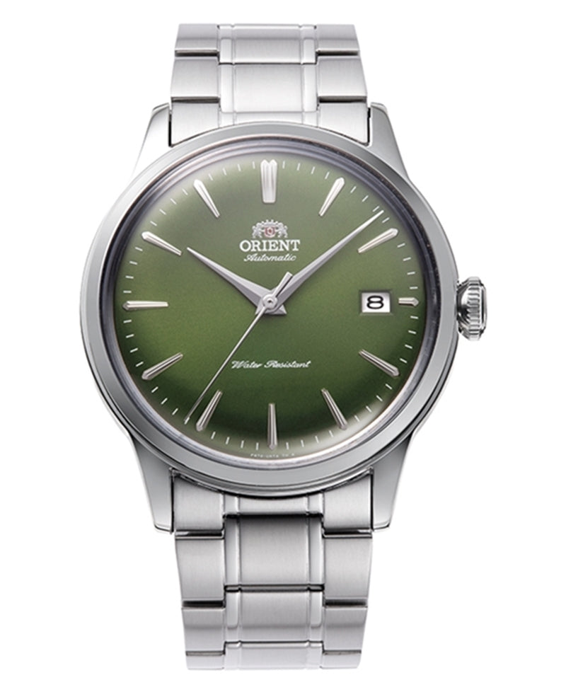 Orient Bambino RA-AC0M09E automatisk herreur med grøn urskive, sølvfarvet urkasse, rustfri stållænke, kaliber F6724, dato og 3 ATM vandtæthed.