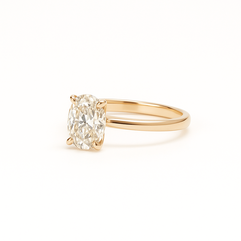 Solitaire ring i 14kt guld med 1,50 ct oval cut labgrown diamant fra ALMA Collection. Skrå vinkel der viser blankpoleret ringskinne og stor centreret oval diamant i dansk design.
