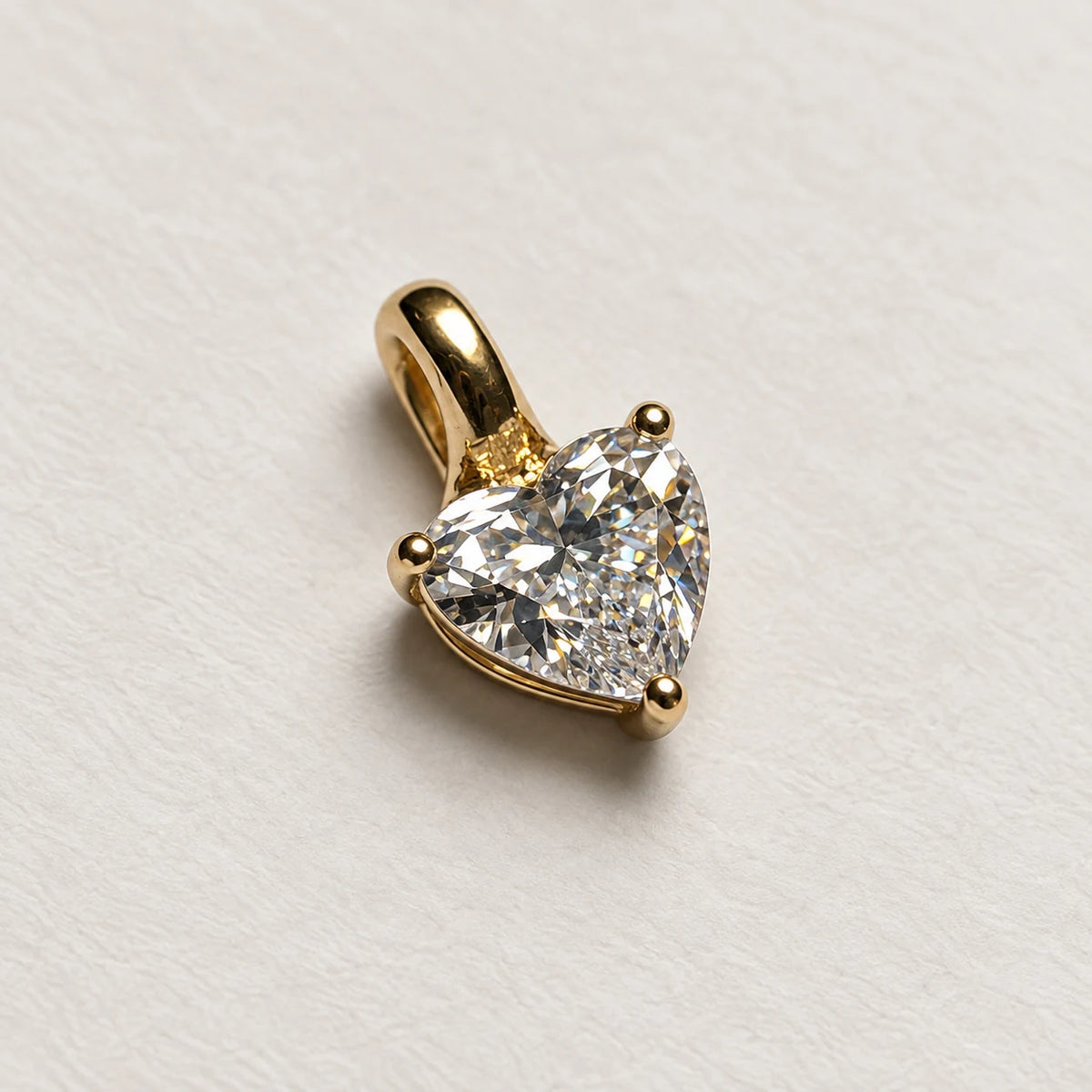 Petersen Jewels 14 kt guld vedhæng med hjerteformet diamant, nærbillede af facetslibning og guldfatning [ai-redigeret]