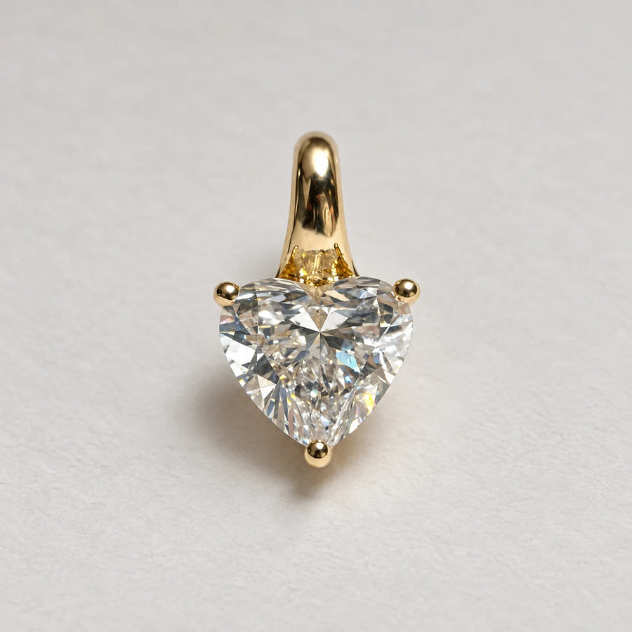 Petersen Jewels hjertevedhæng i 14 kt guld med 1,00 ct hjerteformet labgrown diamant, set forfra [ai-redigeret]