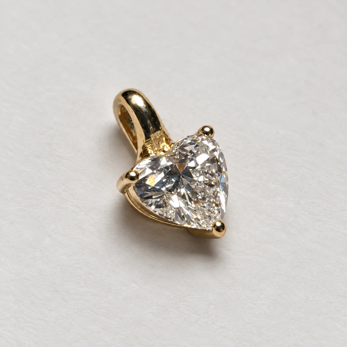 Petersen Jewels hjertevedhæng i 14 kt guld med 1,00 ct labgrown diamant, set fra skrå vinkel [ai-redigeret]
