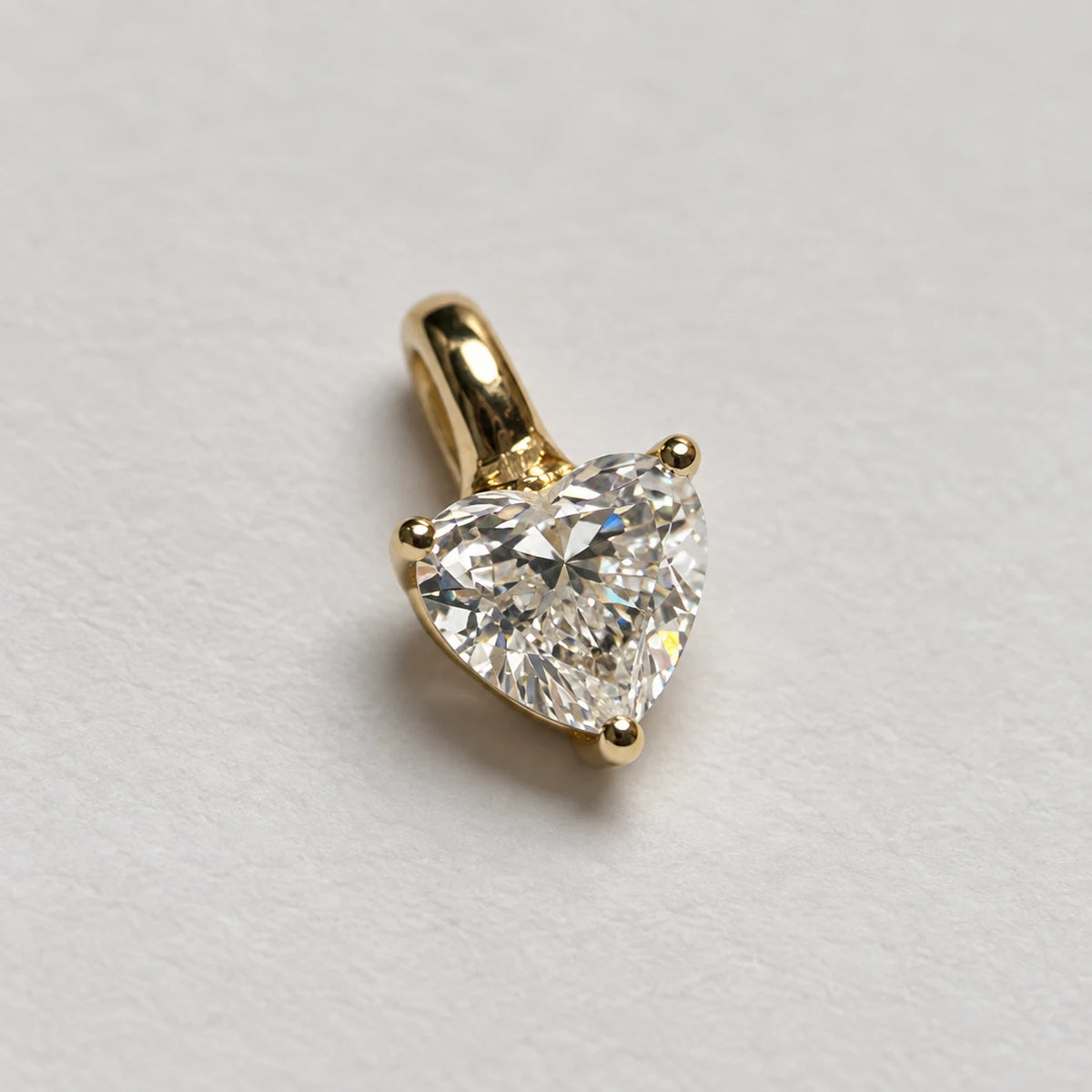 Petersen Jewels diamantvedhæng med hjerteformet labgrown diamant på 1,00 ct, detalje af fatning og øsken [ai-redigeret]
