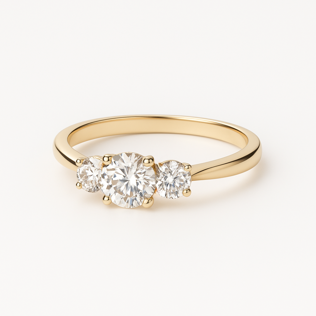 Tre-stens ring i 14kt guld med 0,50 ct centersten og to 0,25 ct round cut labgrown diamanter fra ISABELLA Collection. Skrå vinkel med blankpoleret ringskinne og harmonisk design.