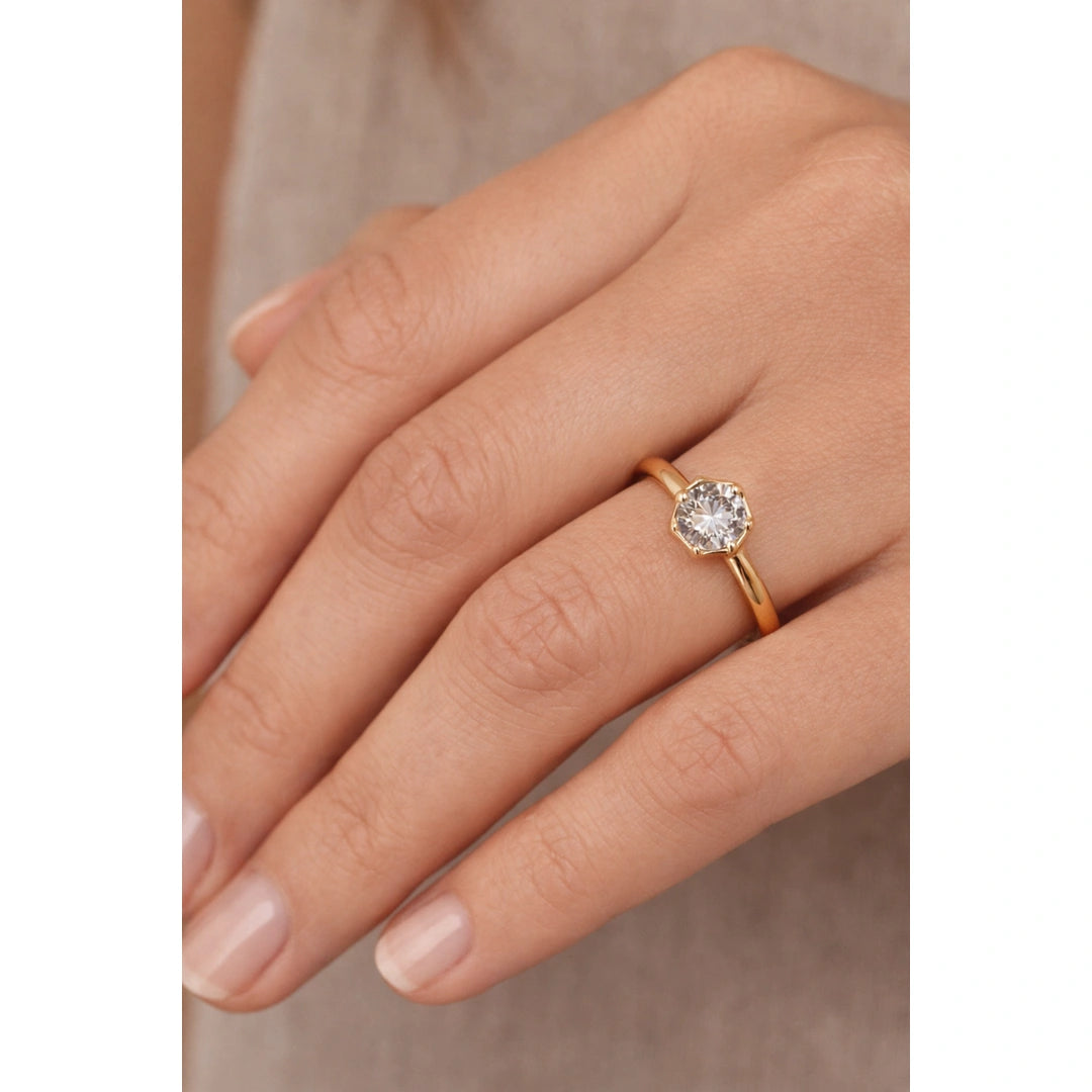 Petersen Jewels rustik ring i 14 kt guld med 0,75 ct labgrown diamant på hånd