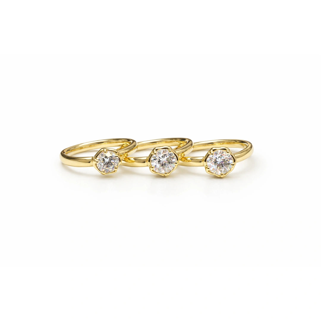 Petersen Jewels rustik ring i 14 kt guld med labgrown diamant sammen med andre ringstørrelser
