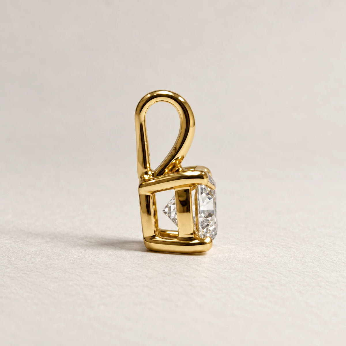 Sideprofil af Petersen Jewels Solaris vedhæng med åben firegriberfatning i 14 kt guld og 0,50 ct labgrown diamant [ai-redigeret]