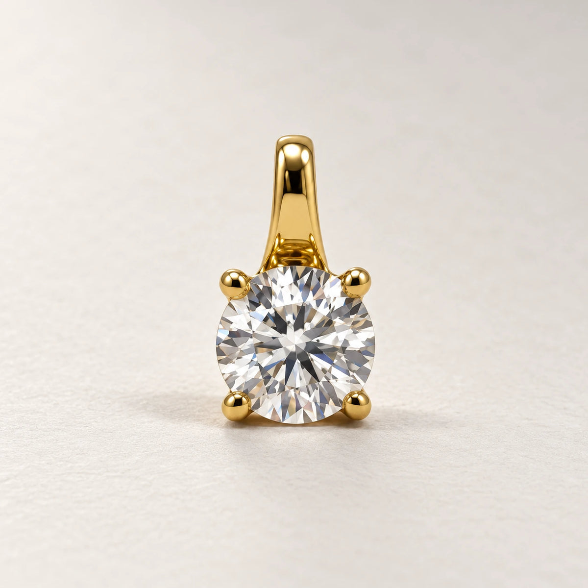 Petersen Jewels Solaris vedhæng i 14 kt guld med 0,50 ct rund labgrown diamant, set direkte forfra uden kæde [ai-redigeret]