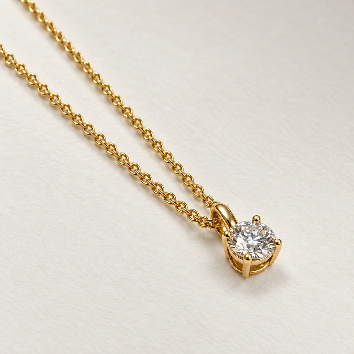 Detalje af Solaris vedhæng fra Petersen Jewels i 14 kt guld med 0,50 ct labgrown diamant, vist med kæde kun til illustration [ai-redigeret]