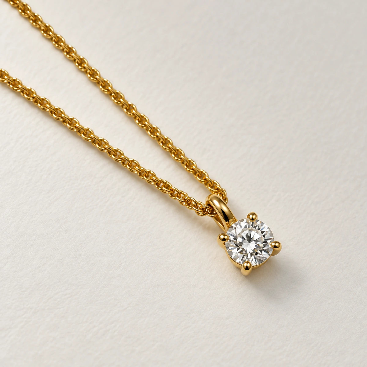Petersen Jewels Solaris diamantvedhæng i 14 kt guld med 0,50 ct rund labgrown diamant, vist i kæde som ikke medfølger [ai-redigeret]