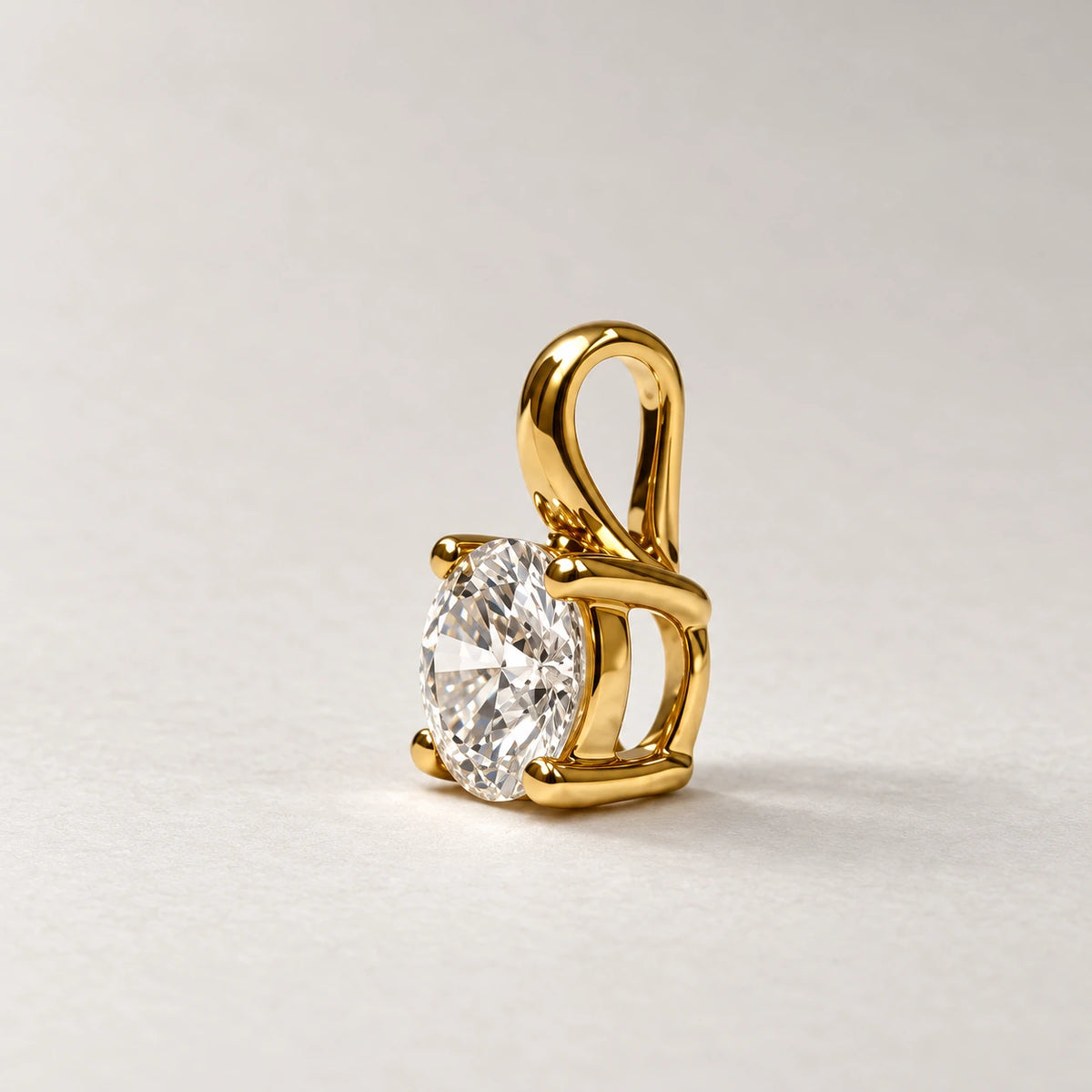 Petersen Jewels Solaris diamantvedhæng i 14 kt guld med 0,50 ct labgrown diamant, set fra skrå sidevinkel uden kæde [ai-redigeret]