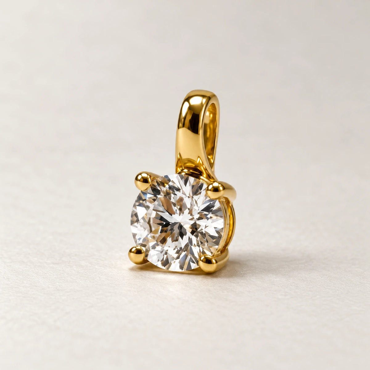 Petersen Jewels Solaris vedhæng i 14 kt guld med 0,50 ct rund labgrown diamant, vist skråt forfra uden kæde [ai-redigeret]