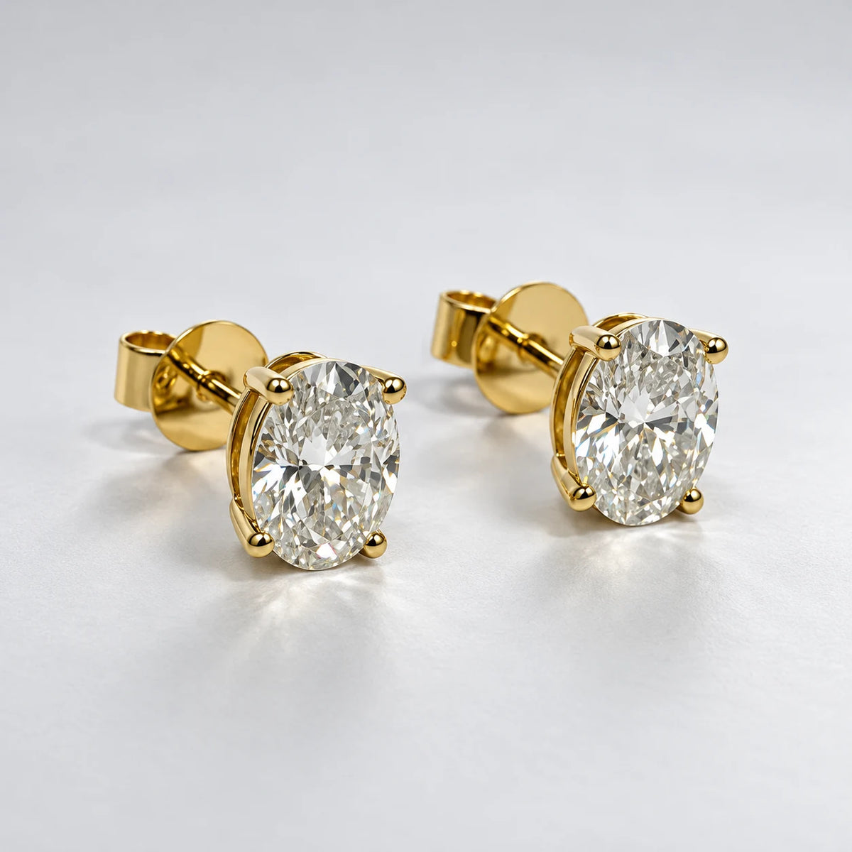 Detaljebillede af Petersen Jewels Solaris ørestikker i 14 kt guld med to ovalslibede labgrown diamanter på hver 0,75 ct [ai-redigeret]