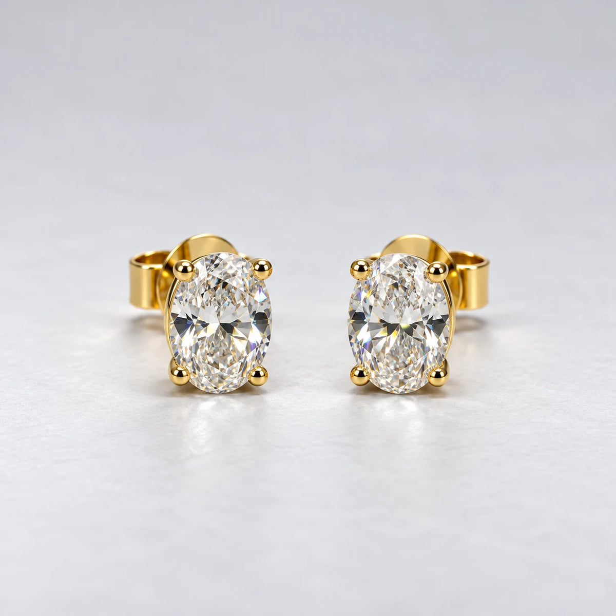 Petersen Jewels Solaris diamantørestikker med ovalslibede labgrown diamanter, samlet 1,50 ct, set direkte forfra [ai-redigeret]