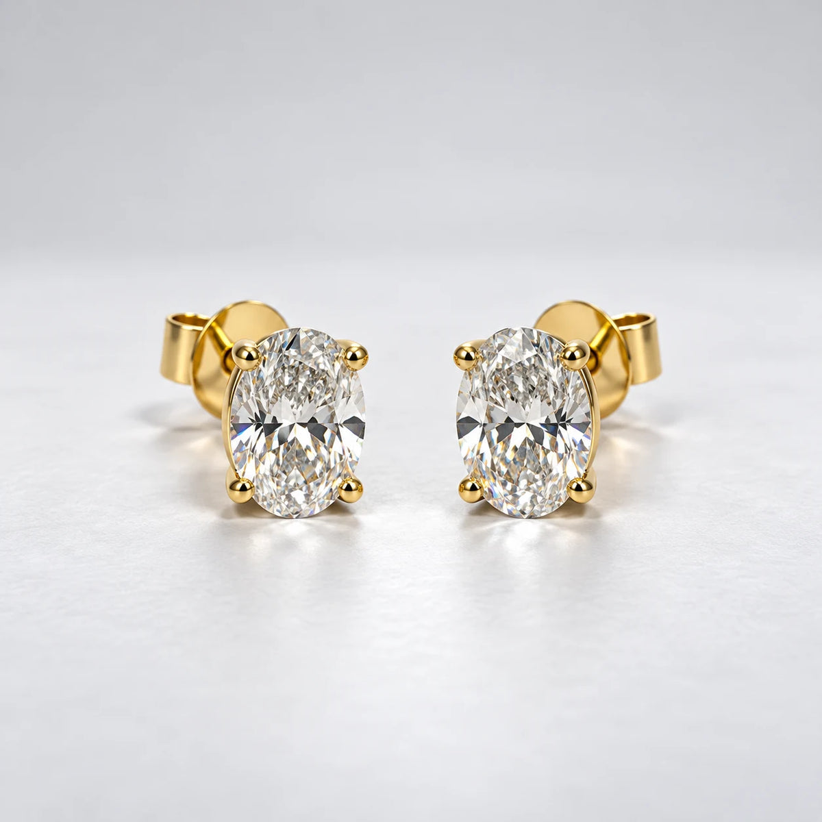 Petersen Jewels Solaris oval cut diamantørestikker med to labgrown diamanter i kvalitet DEF/VS og blankt 14 kt guld, forfra [ai-redigeret]