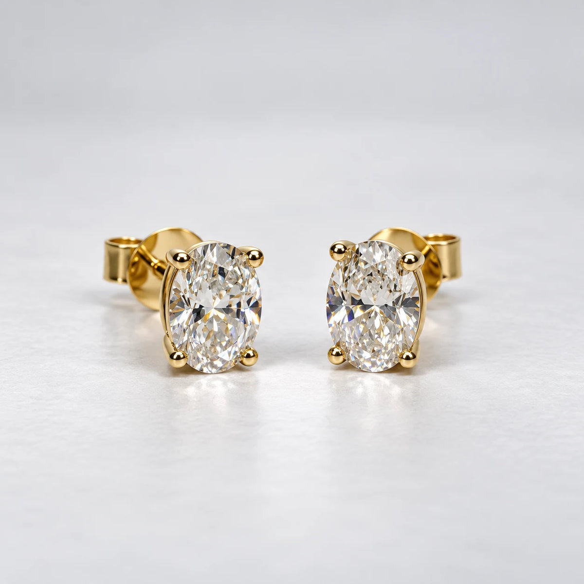 Petersen Jewels Solaris ørestikker i 14 kt guld med to ovale labgrown diamanter på 0,75 ct hver, vist forfra [ai-redigeret]
