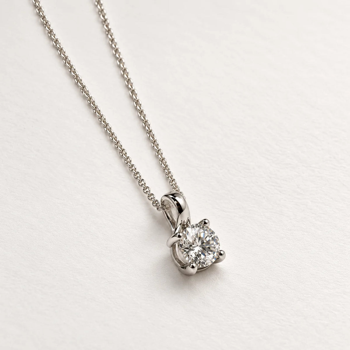 Detaljebillede af Petersen Jewels Solaris hvidguldsvedhæng med rund labgrown diamant på 0,50 ct i kæde, som ikke medfølger [ai-redigeret]