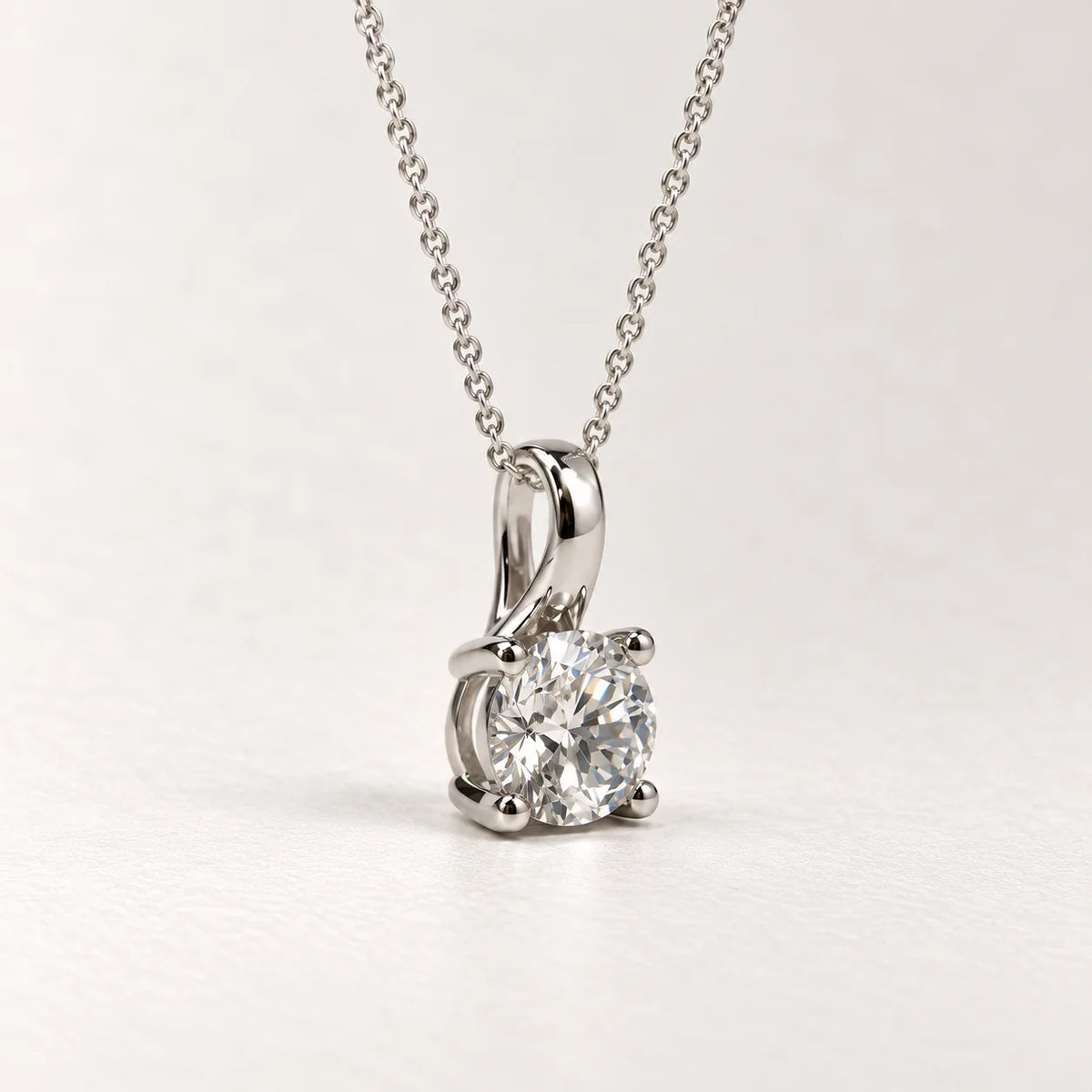 Petersen Jewels Solaris hvidguldsvedhæng med 0,50 ct labgrown diamant, forfra med kæde kun til illustration [ai-redigeret]