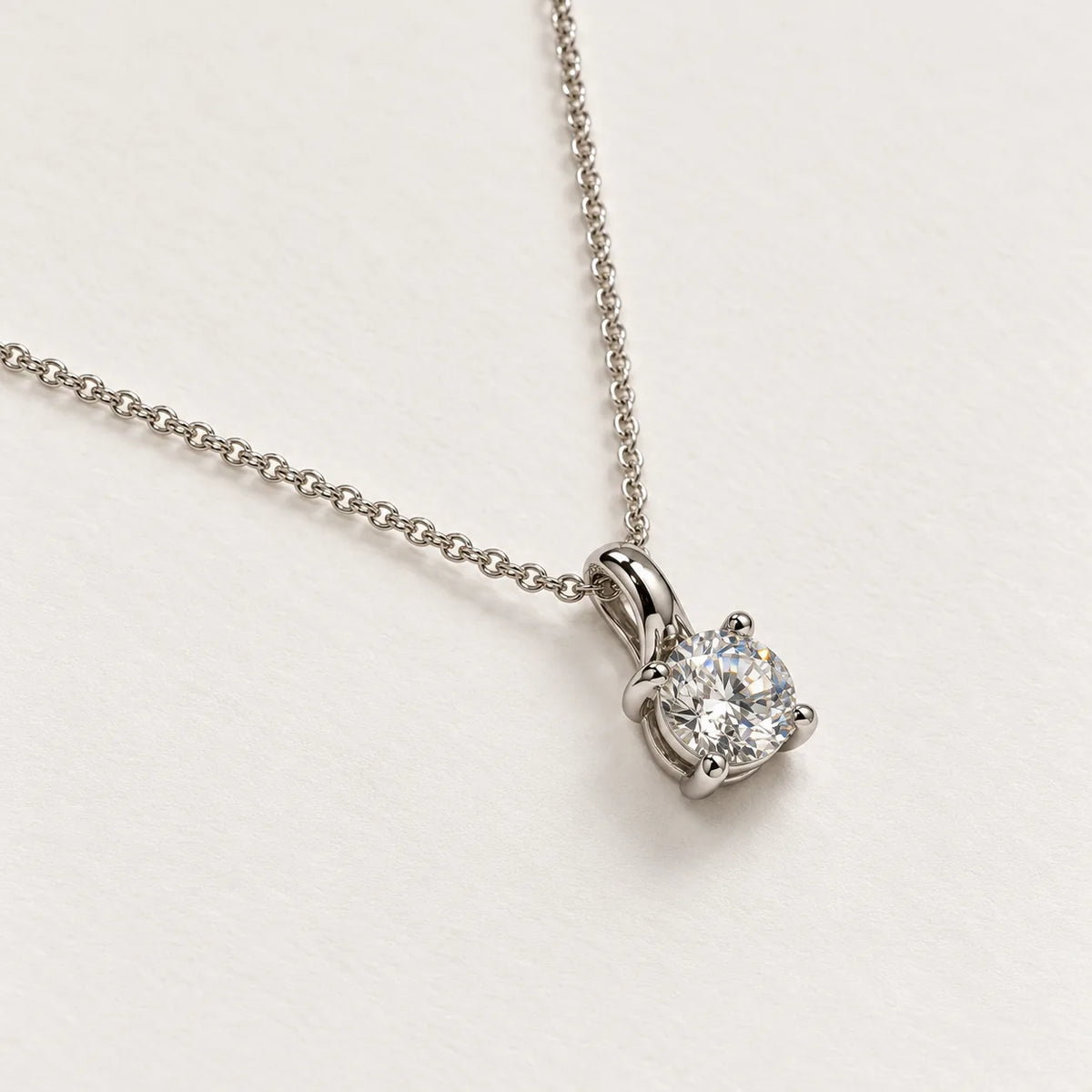 Solaris diamantvedhæng i 14 kt hvidguld med rund 0,50 ct labgrown diamant, vist på en kæde som ikke medfølger [ai-redigeret]