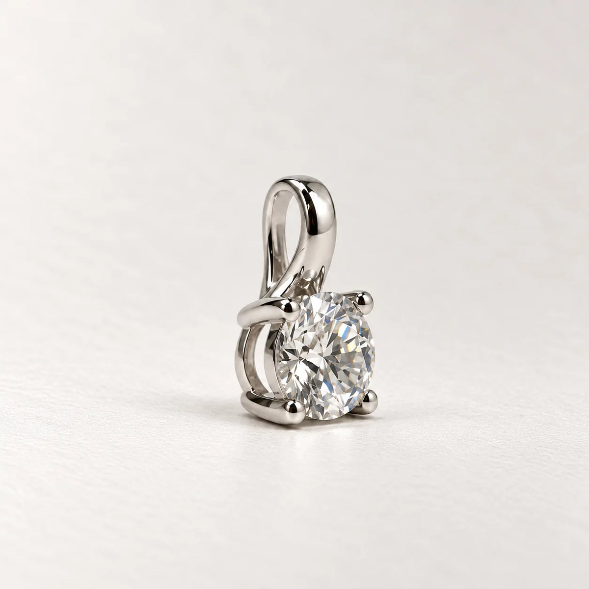 Petersen Jewels Solaris vedhæng i 14 kt hvidguld med en rund labgrown diamant på 0,50 ct, vist uden kæde [ai-redigeret]