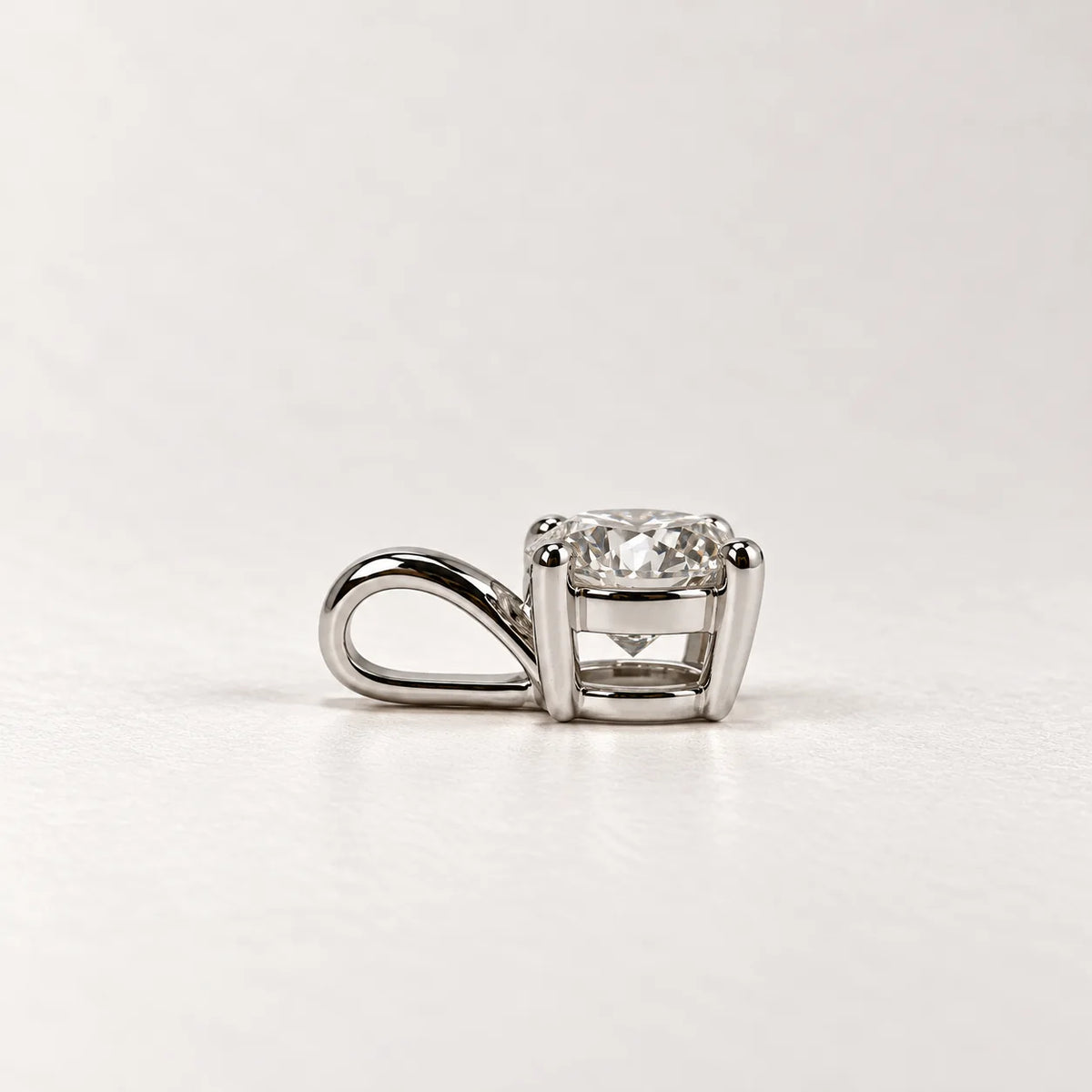 Petersen Jewels Solaris 14 kt hvidguld diamantvedhæng med 0,50 ct labgrown diamant, sideprofil af fatning og øsken [ai-redigeret]