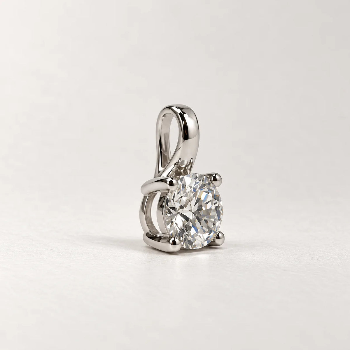 Petersen Jewels Solaris diamantvedhæng i 14 kt hvidguld med 0,50 ct rund labgrown diamant, set fra skrå vinkel [ai-redigeret]