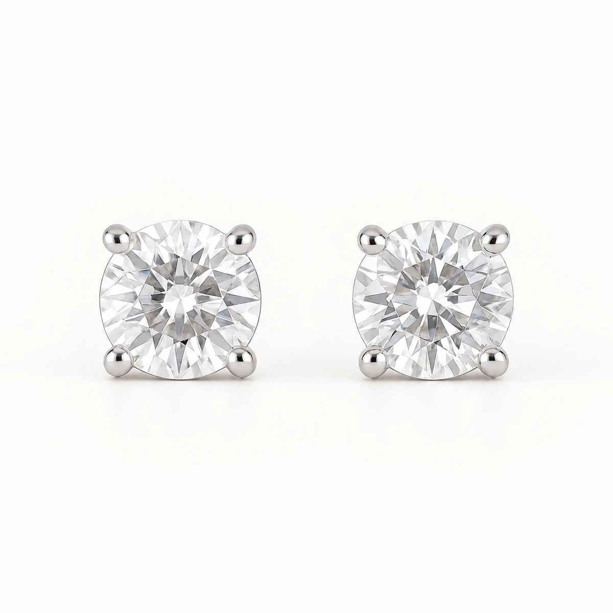 Petersen Jewels Solaris ørestikker i 14 kt hvidguld med 2 x 0,50 ct round cut labgrown diamanter [ai-redigeret]