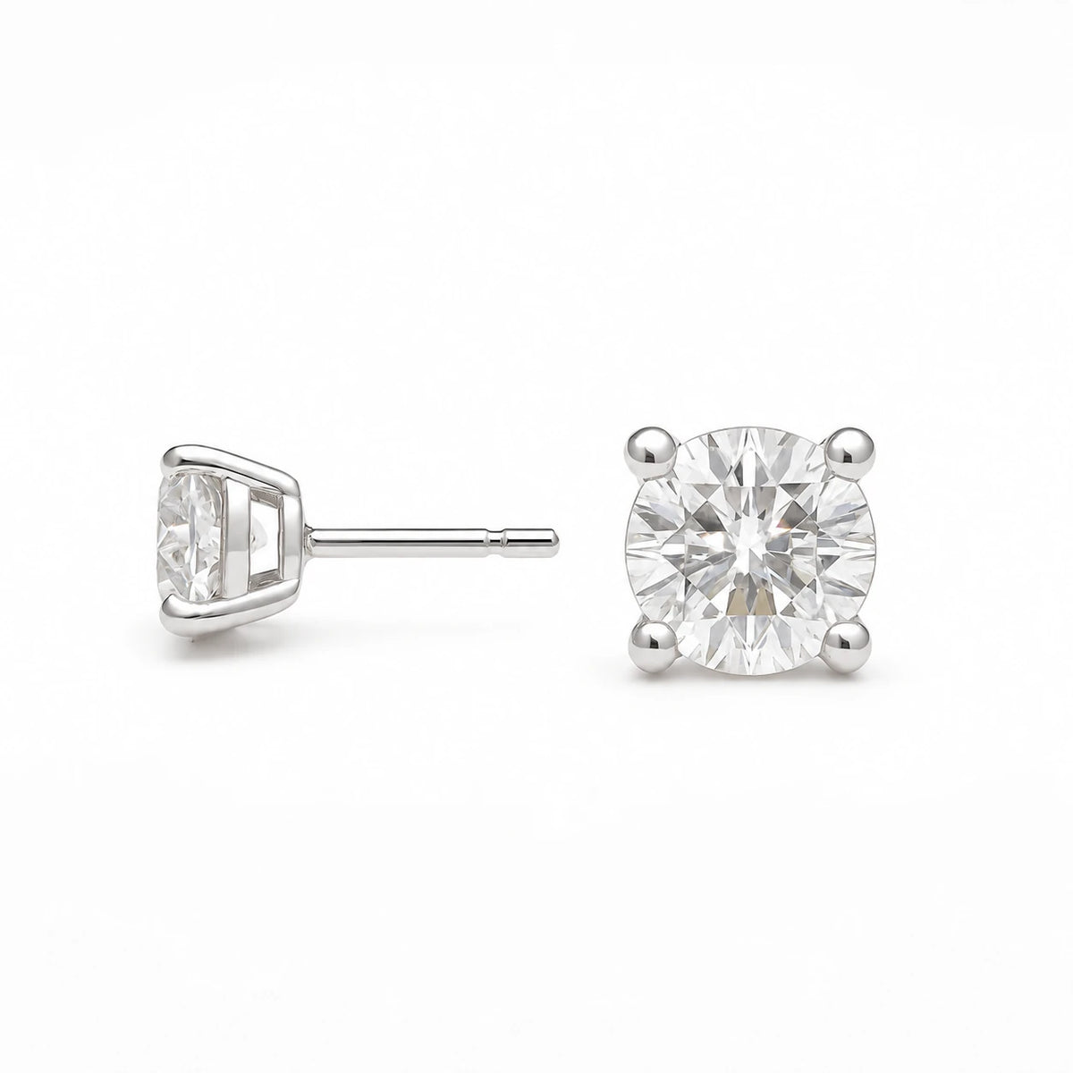 Petersen Jewels Solaris ørestikker i 14 kt hvidguld med 2 x 0,50 ct round cut labgrown diamanter set fra siden [ai-redigeret]