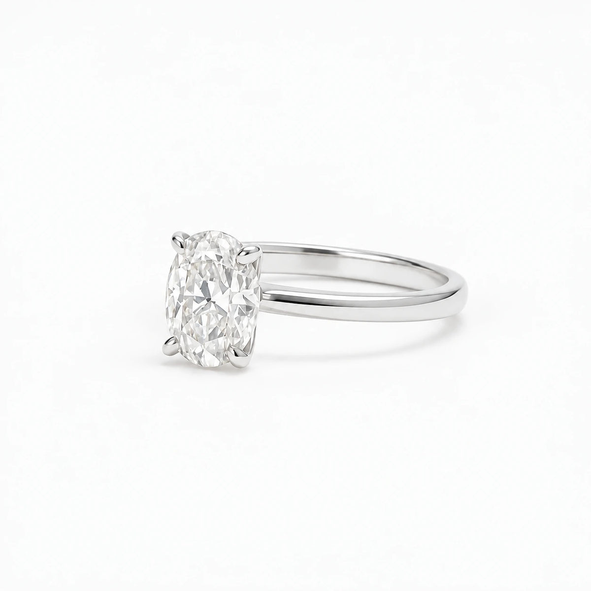 Petersen Jewels Solaris oval ring i 14 kt hvidguld med 1,00 ct labgrown diamant set fra vinkel [ai-redigeret]