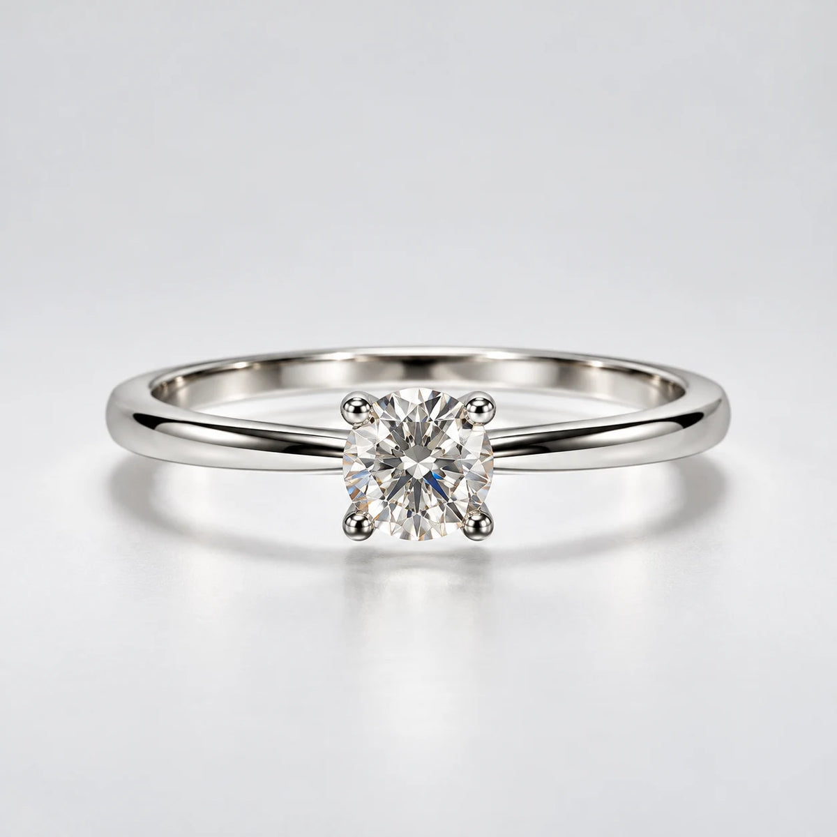 Petersen Jewels Solaris ring i 14 kt hvidguld med én rund 0,50 ct labgrown diamant i firegriberfatning, set forfra [ai-redigeret]