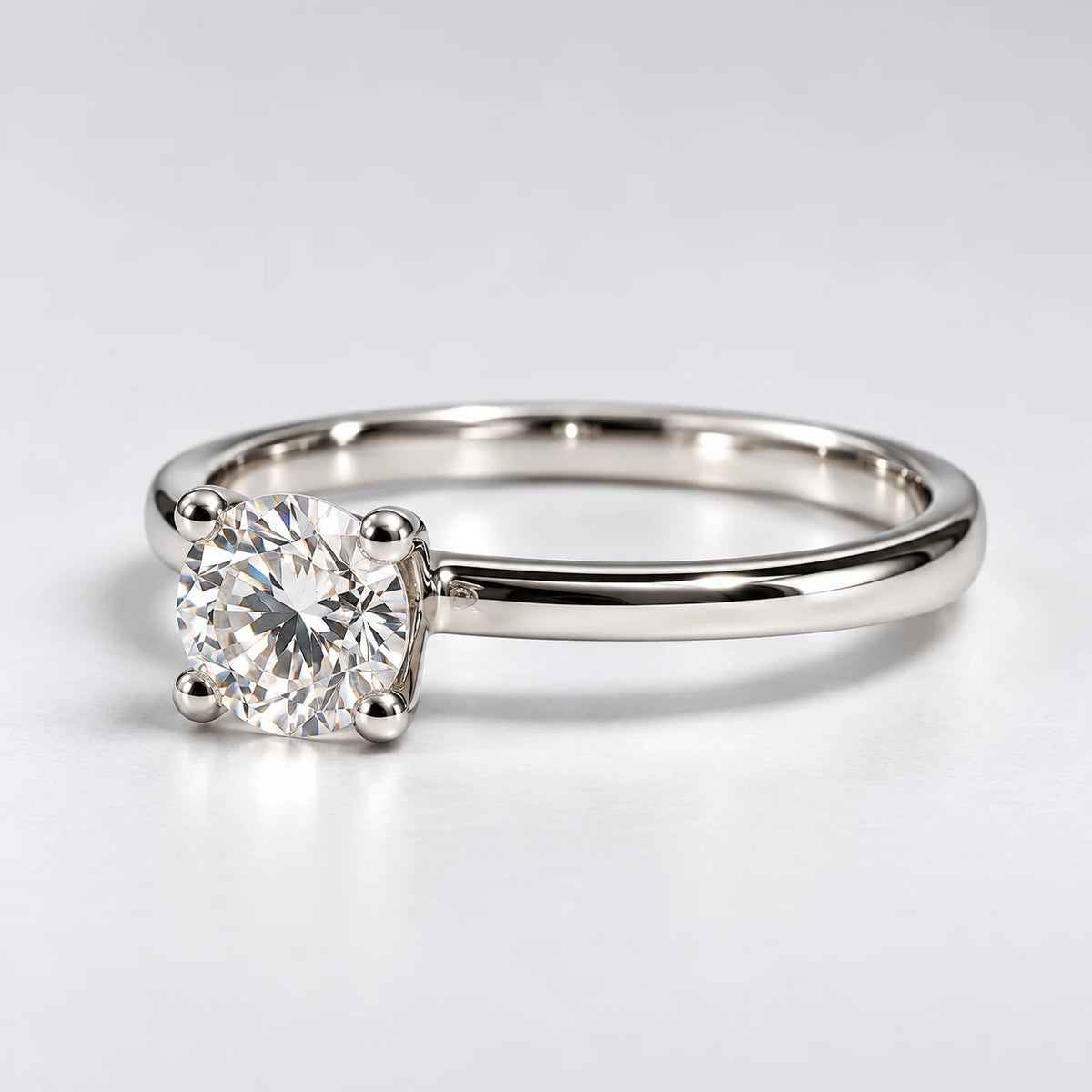 Petersen Jewels Solaris solitairering i blankpoleret 14 kt hvidguld med 0,50 ct rund labgrown diamant, vist fra siden [ai-redigeret]