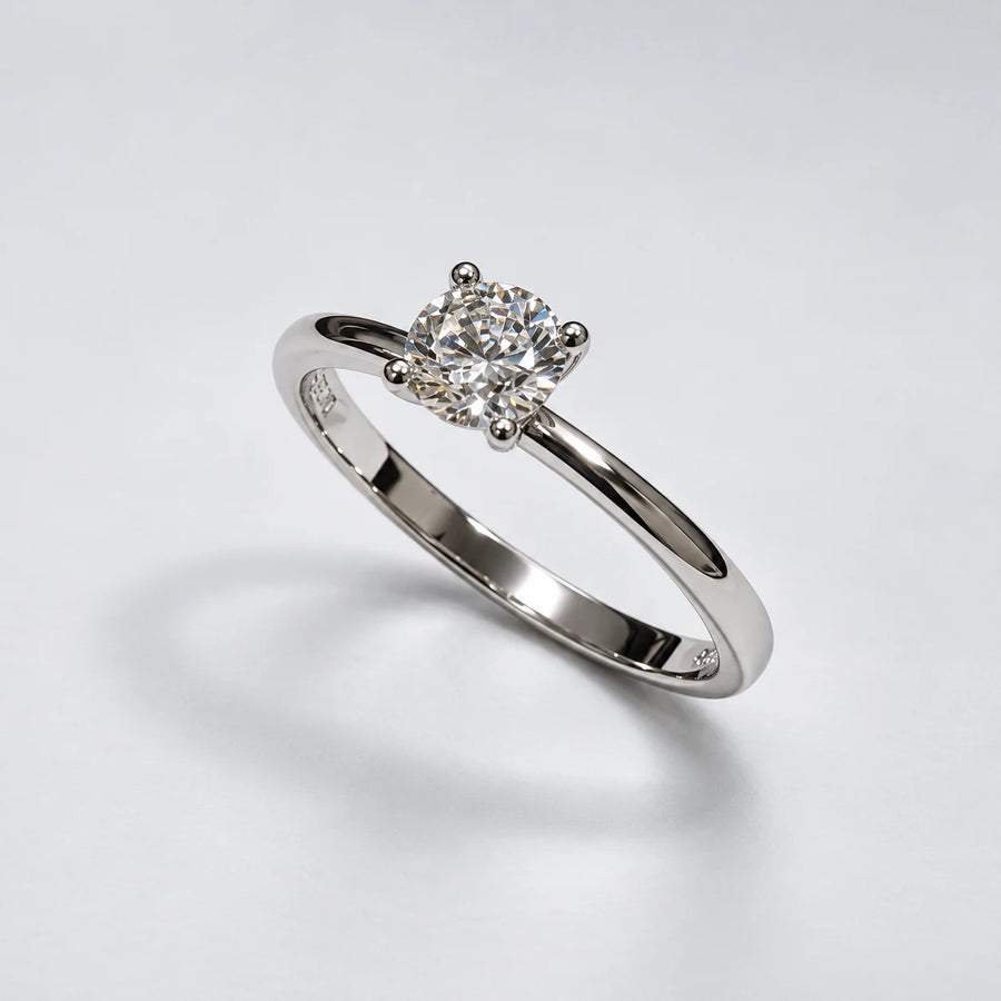 Petersen Jewels Solaris solitairering i 14 kt hvidguld med rund labgrown diamant på 0,50 ct, fotograferet skråt forfra [ai-redigeret]