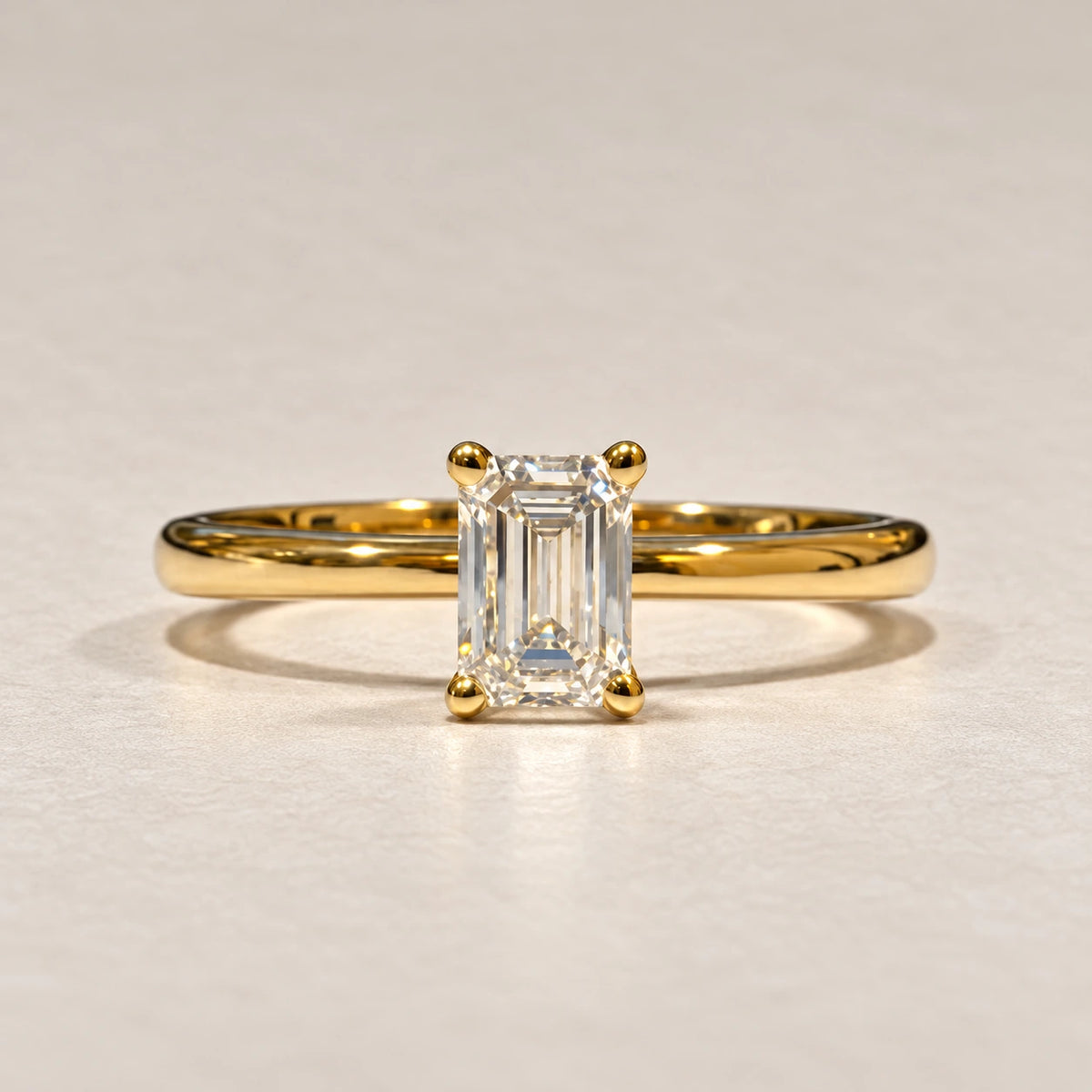 Nærbillede af Petersen Jewels Solaris solitairering i blankpoleret 14 kt guld med én smaragdslibet 0,50 ct labgrown diamant [ai-redigeret]