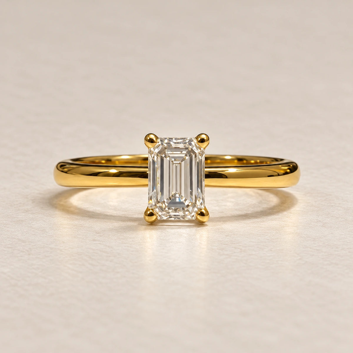 Petersen Jewels Solaris solitairering i 14 kt guld med smaragdslibet labgrown diamant på 0,50 ct, set direkte forfra [ai-redigeret]
