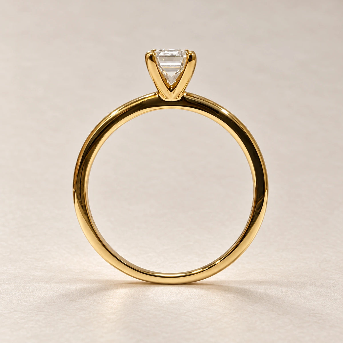 Sideprofil af Petersen Jewels Solaris solitairering i 14 kt guld med 0,50 ct smaragdslibet labgrown diamant og åben fatning [ai-redigeret]