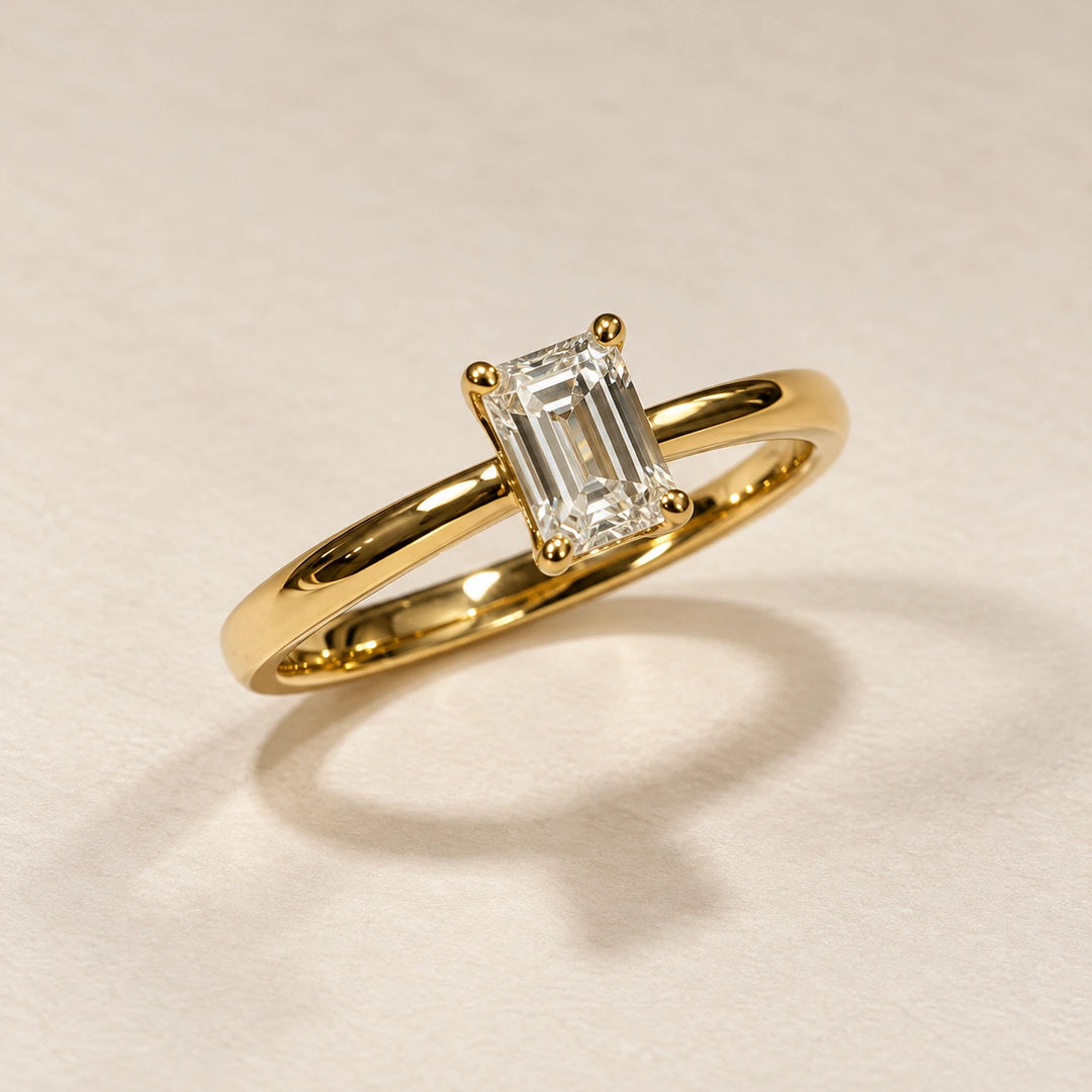 Petersen Jewels Solaris solitairering i 14 kt guld med 0,50 ct smaragdslibet labgrown diamant, vist skråt forfra [ai-redigeret]