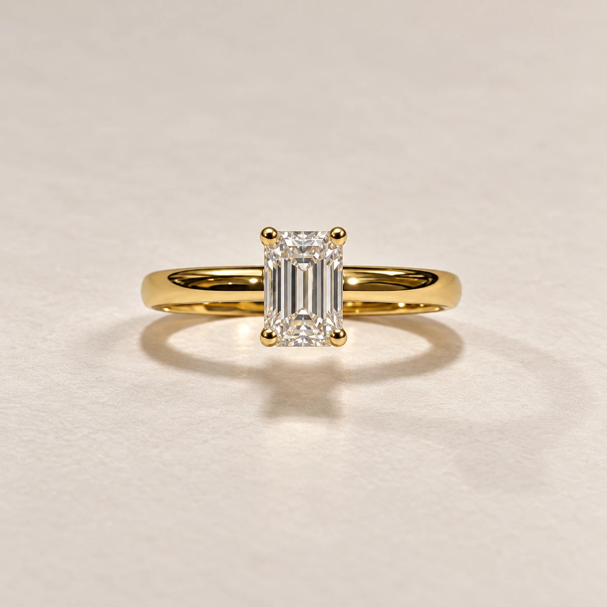 Petersen Jewels Solaris solitairering med 0,75 ct smaragdslibet labgrown diamant og blankpoleret 14 kt guld, frontdetalje [ai-redigeret]