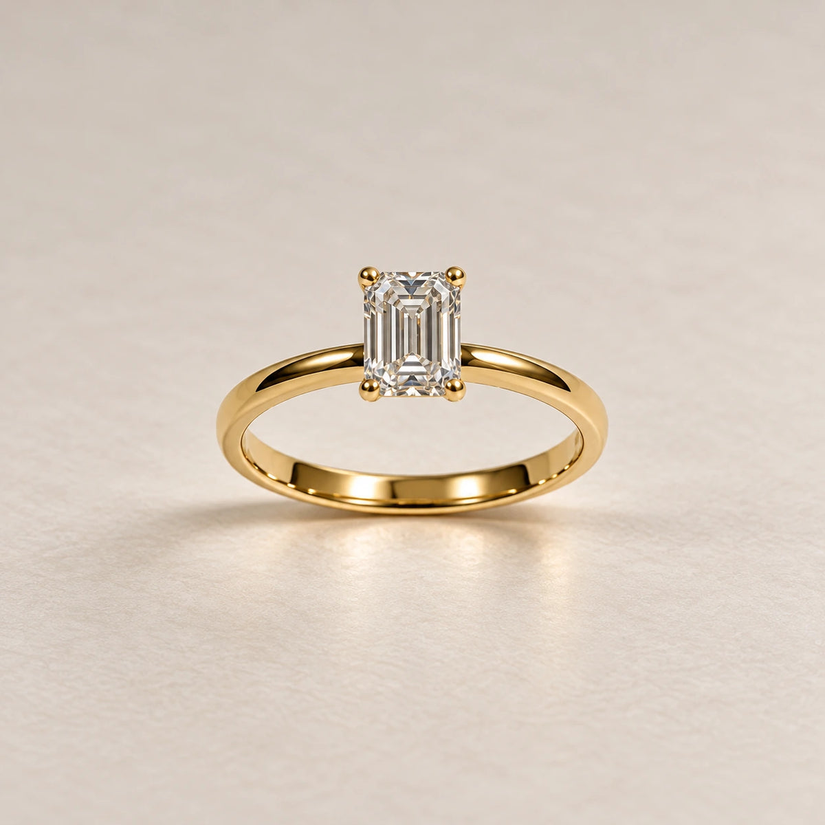 Petersen Jewels Solaris solitairering i 14 kt guld med smaragdslibet labgrown diamant på 0,75 ct, ringen set lige forfra [ai-redigeret]