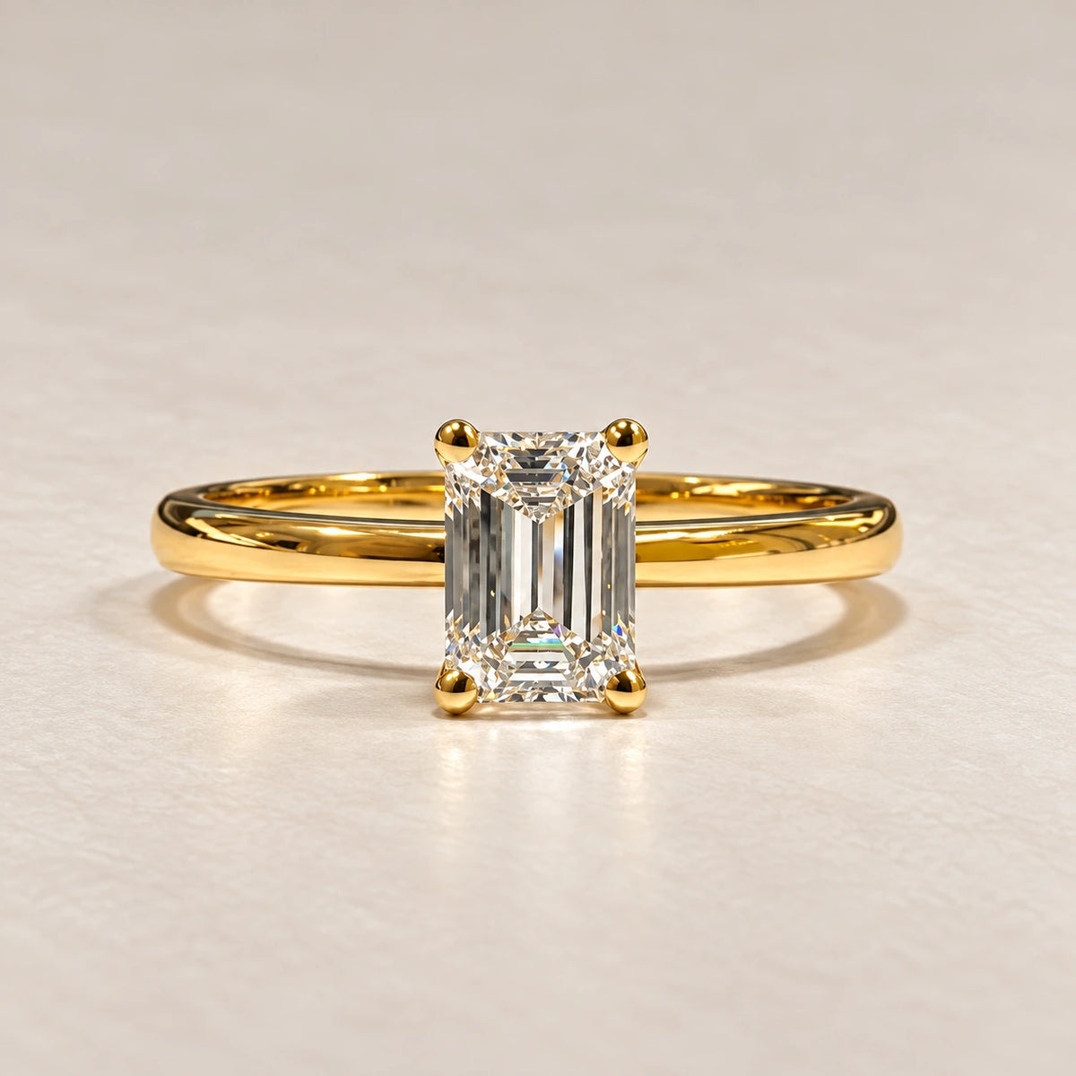 Nærbillede af Petersen Jewels Solaris guldring med 0,75 ct smaragdslibet labgrown diamant i firegriberfatning [ai-redigeret]